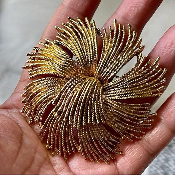 MONET | Vintage 1960's | Huge Cordelia Book Piece Floral Textured Brooch Pin - Picture 2 of 11